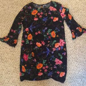 Bell sleeves shift dress